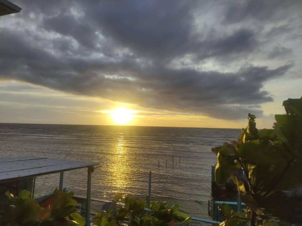 Hotel Victoria S Beach House Flowers Bay Exterior photo